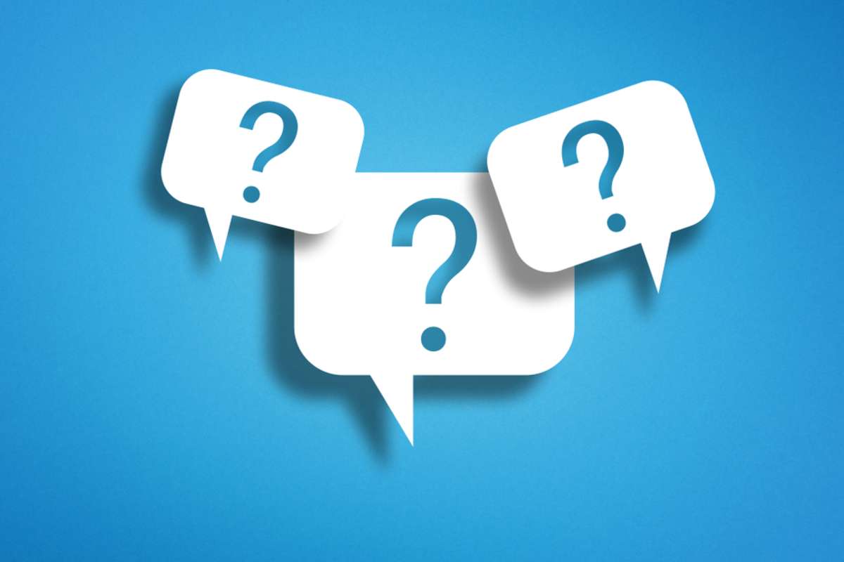 Question marks with speech bubbles on blue background for questions to ask virtual assistants. 